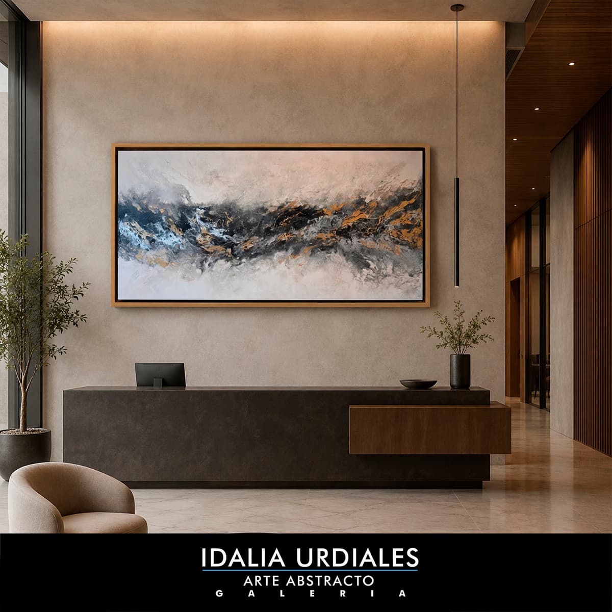 Obra panorámica en tonos dorados sobre recepción de mármol
